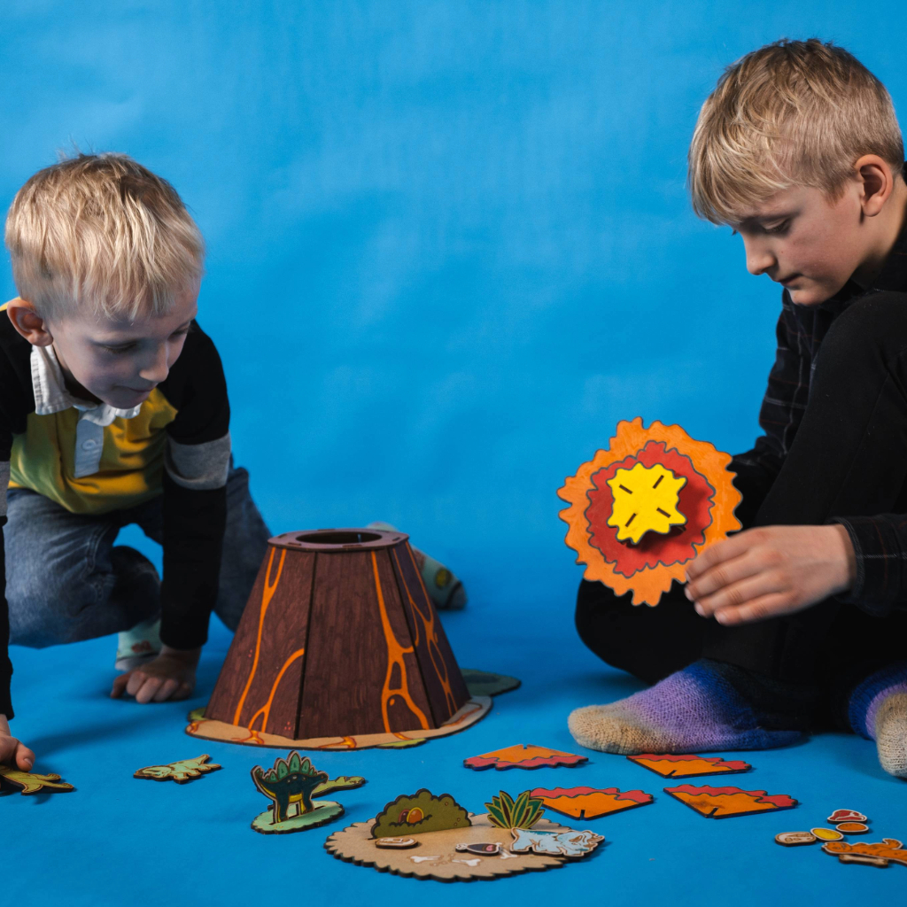 Drenge leger med dinosaur trælegetøj