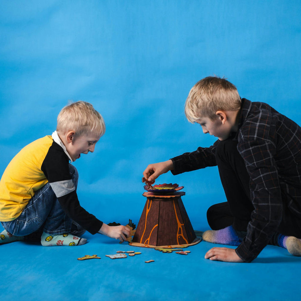 Drenge leger med farv-selv vulkanen