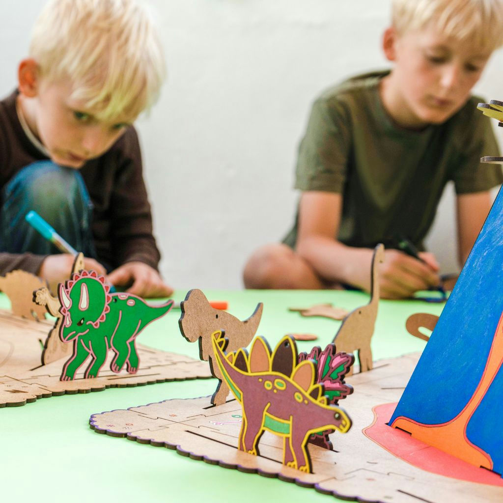 Drenge leger med Quest dinosaur legetøj